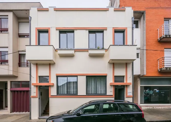 A Francos Artist Painting Порту