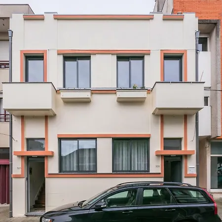 à Francos Artist Painting Oporto